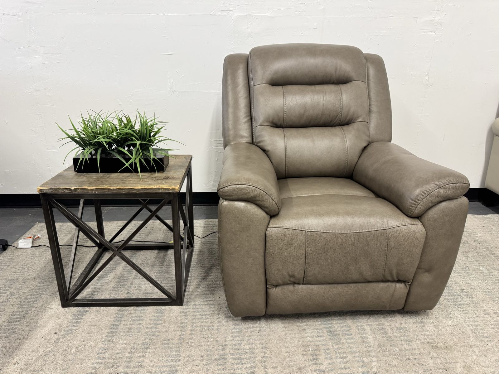 COSTCO LIKE NEW LEATHER POWER RECLINER CHAIR