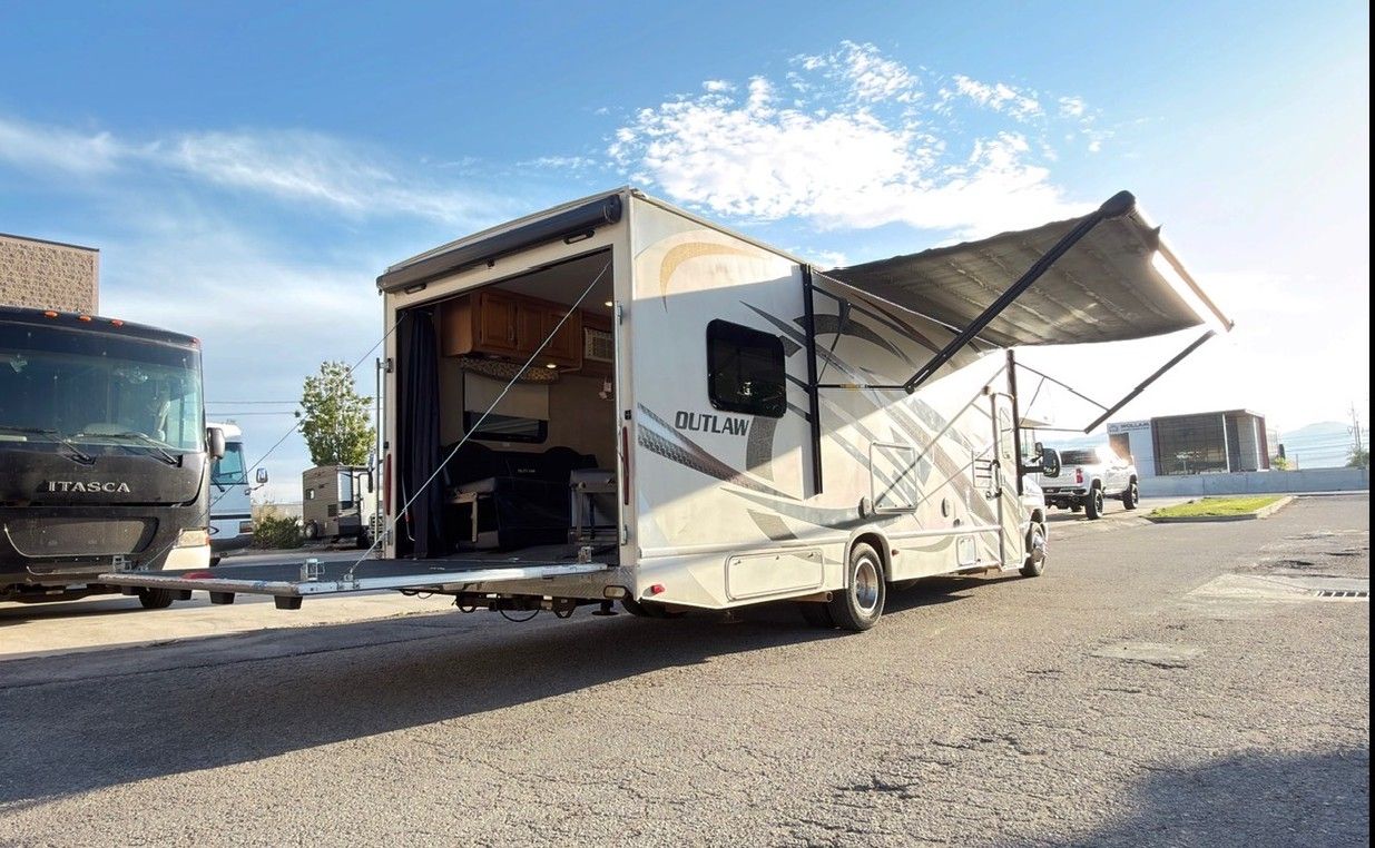2016 Thor Outlaw 29H Toyhauler with Slide