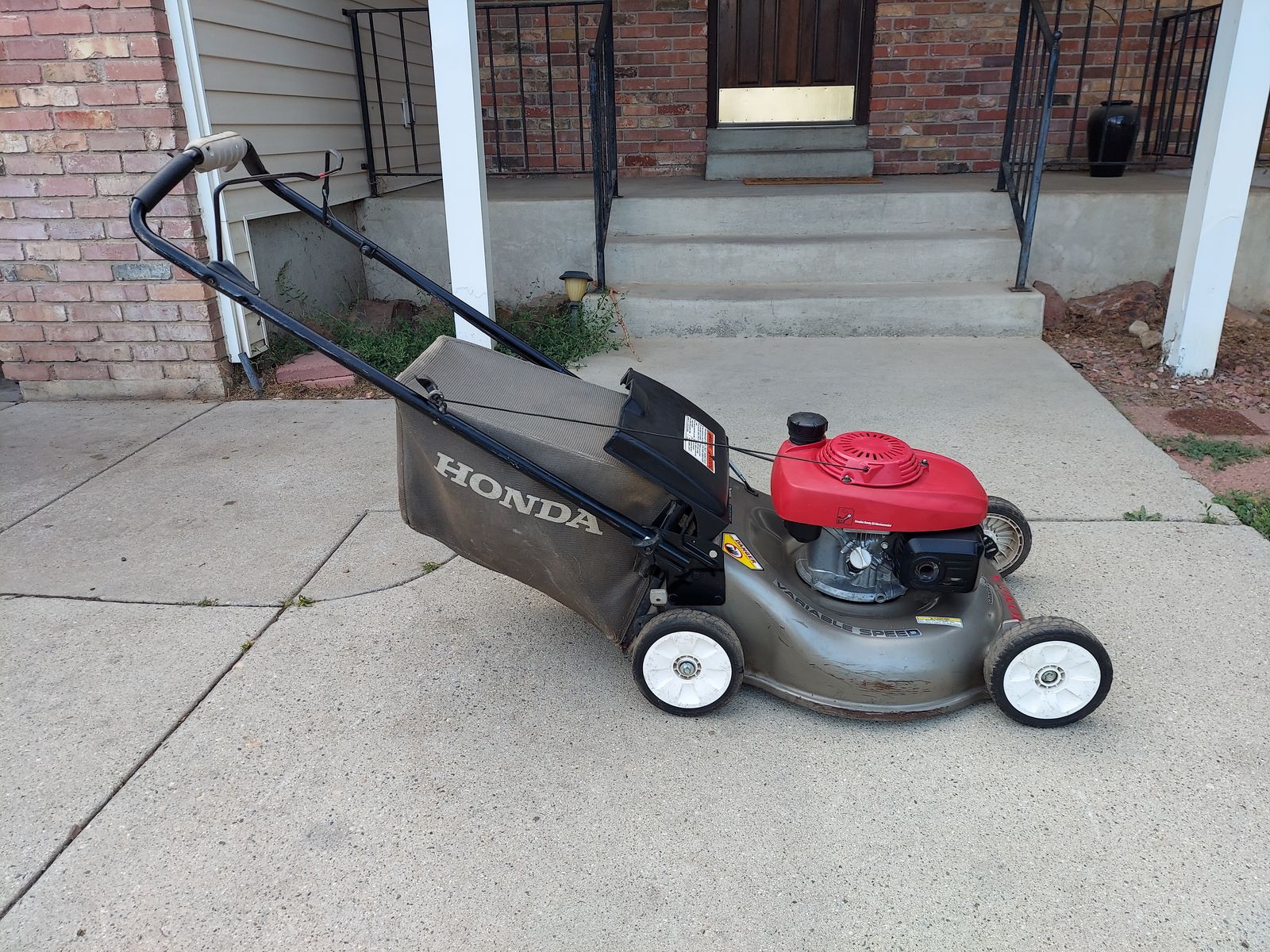 Honda HRR216 dual blade self propelled bagged mower 