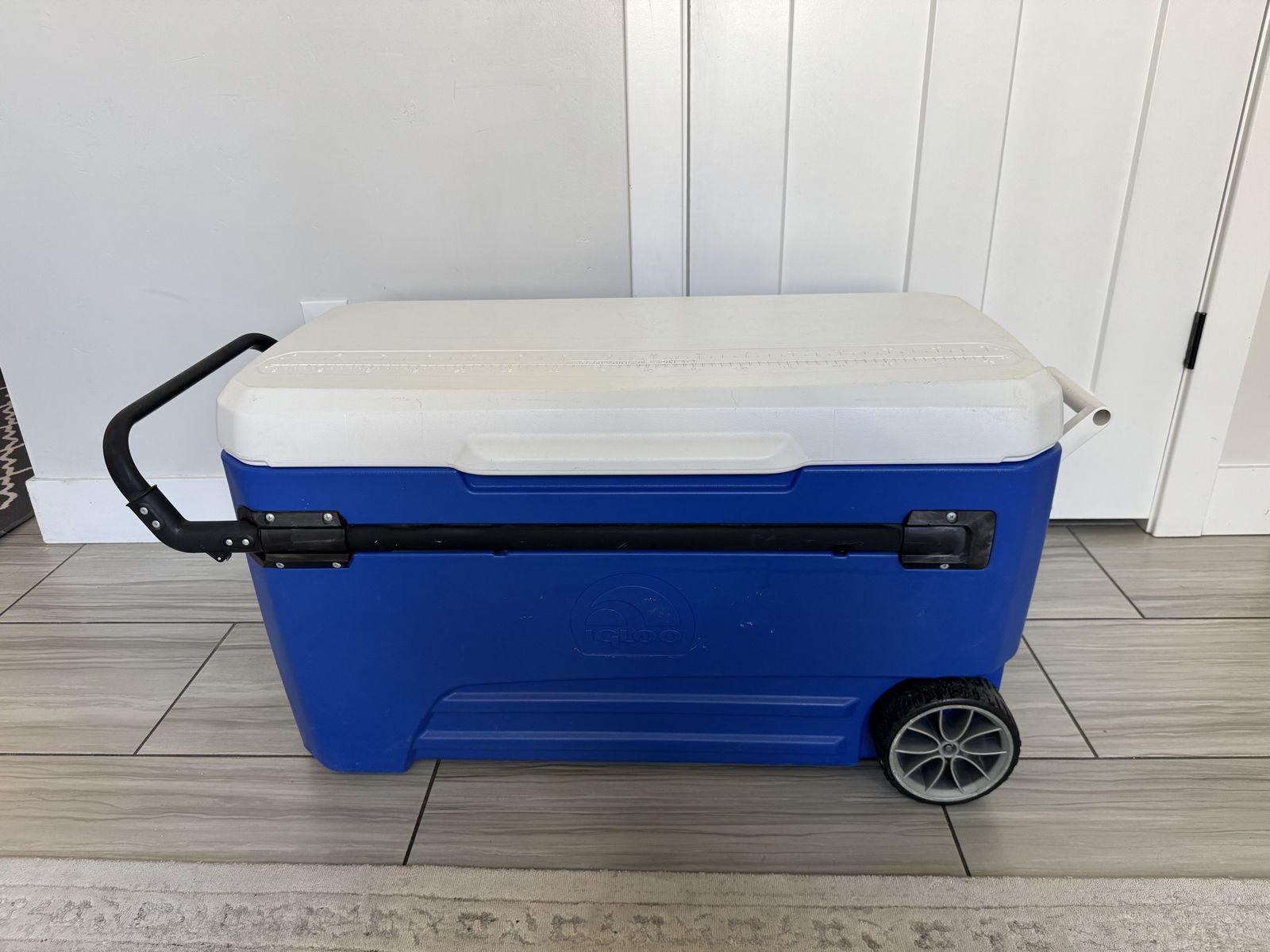 110 QT Igloo Cooler / Igloo Wheeled Cooler Blue and White Rolling Ice Chest with Handle