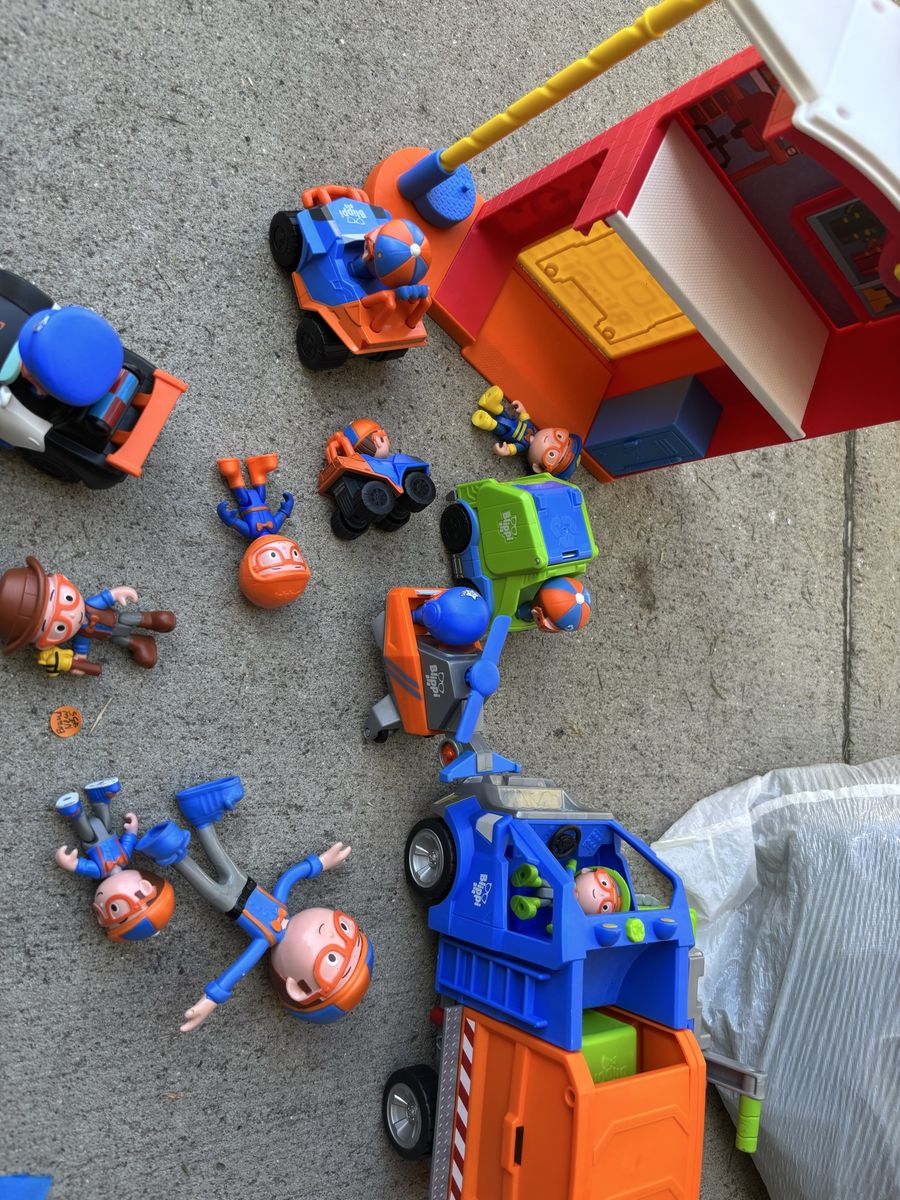 Blippii house, trucks and people