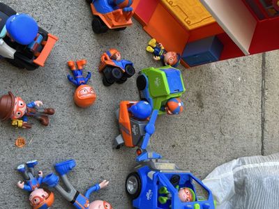Blippii house, trucks and people