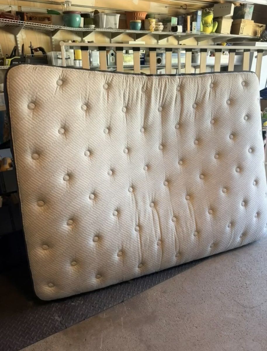 Used Queen Size Tufted Mattress - Comfortable & Durable