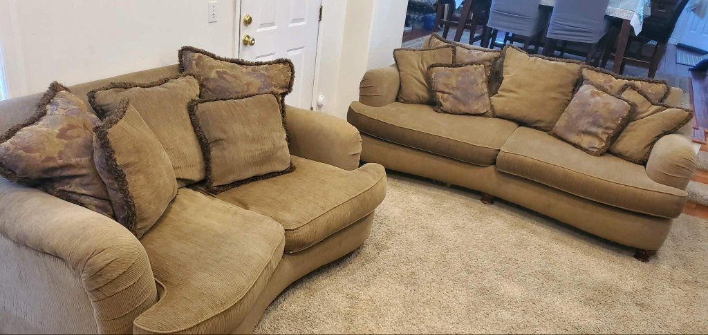 2 Couches super comfortable, big size with tons of pillows