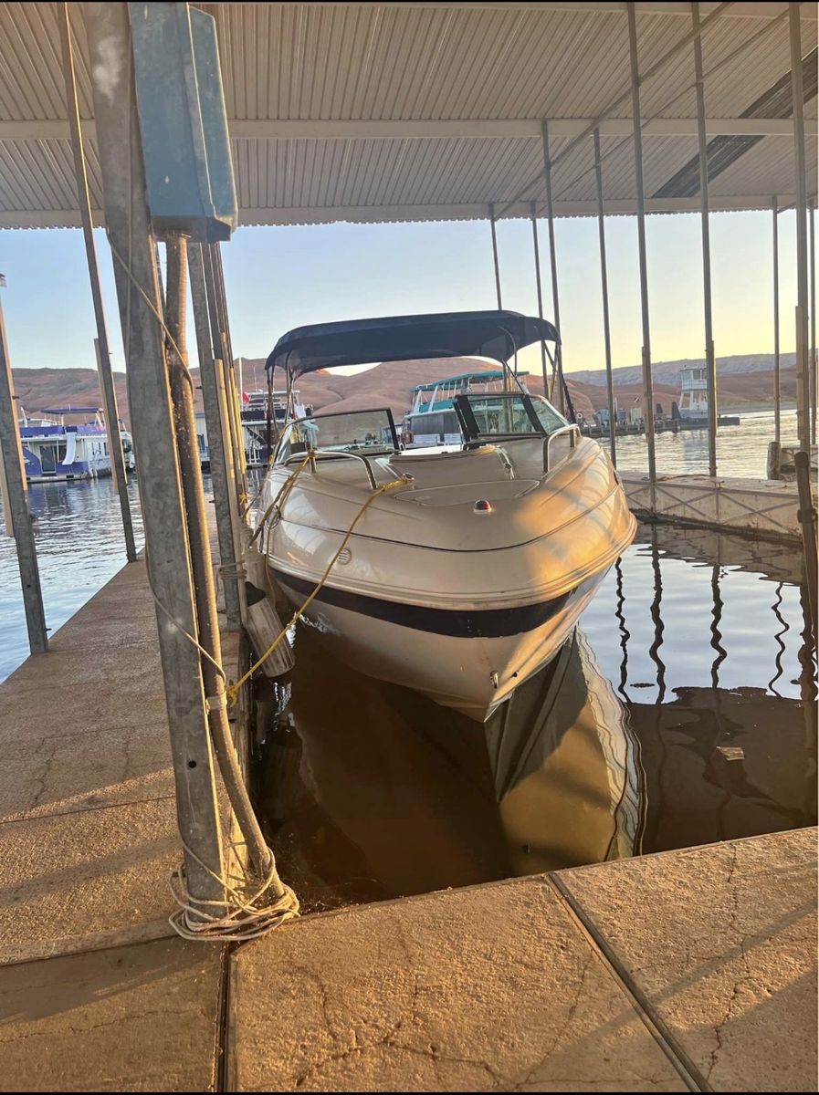 2000 Celeberty 220 Cuddy Cabin Boat