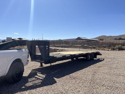 28’ Gooseneck Trailer