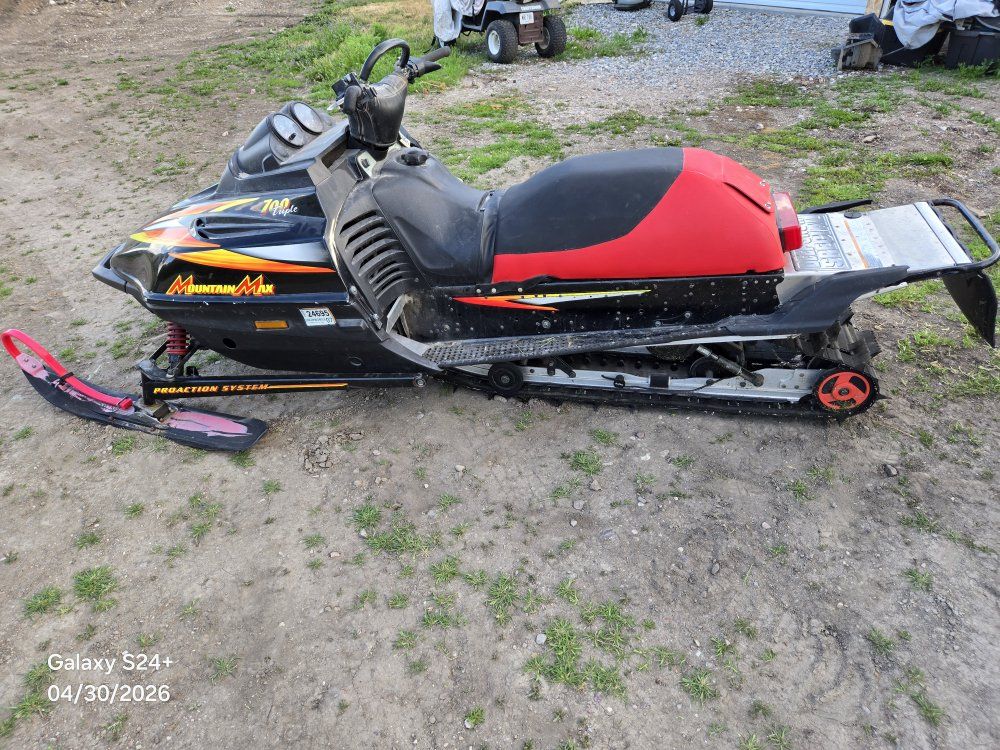 1999 Yamaha Mountain Max 700, Pipes, 151 Track