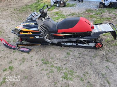 1999 Yamaha Mountain Max 700, Pipes, 151 Track