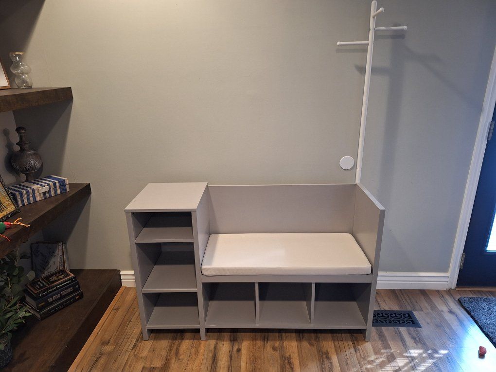 kids bench and book shelve. 40.00$