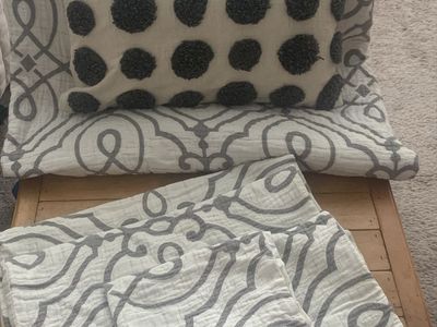 King sized bedding from Pottery Barn. High quality.