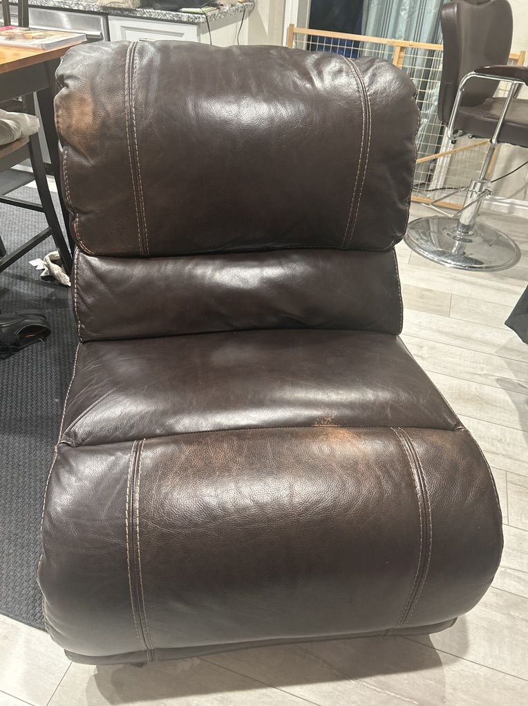 Geniime LeatheR Sectional PIece