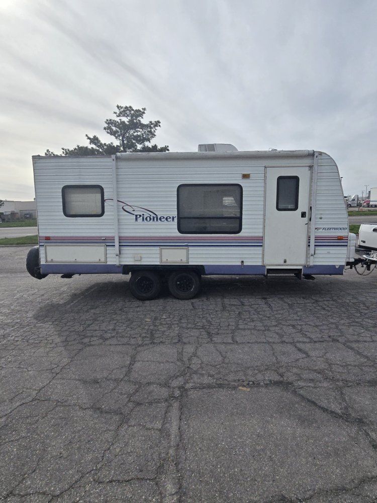 2005 Fleetwood Pioneer M-18T6