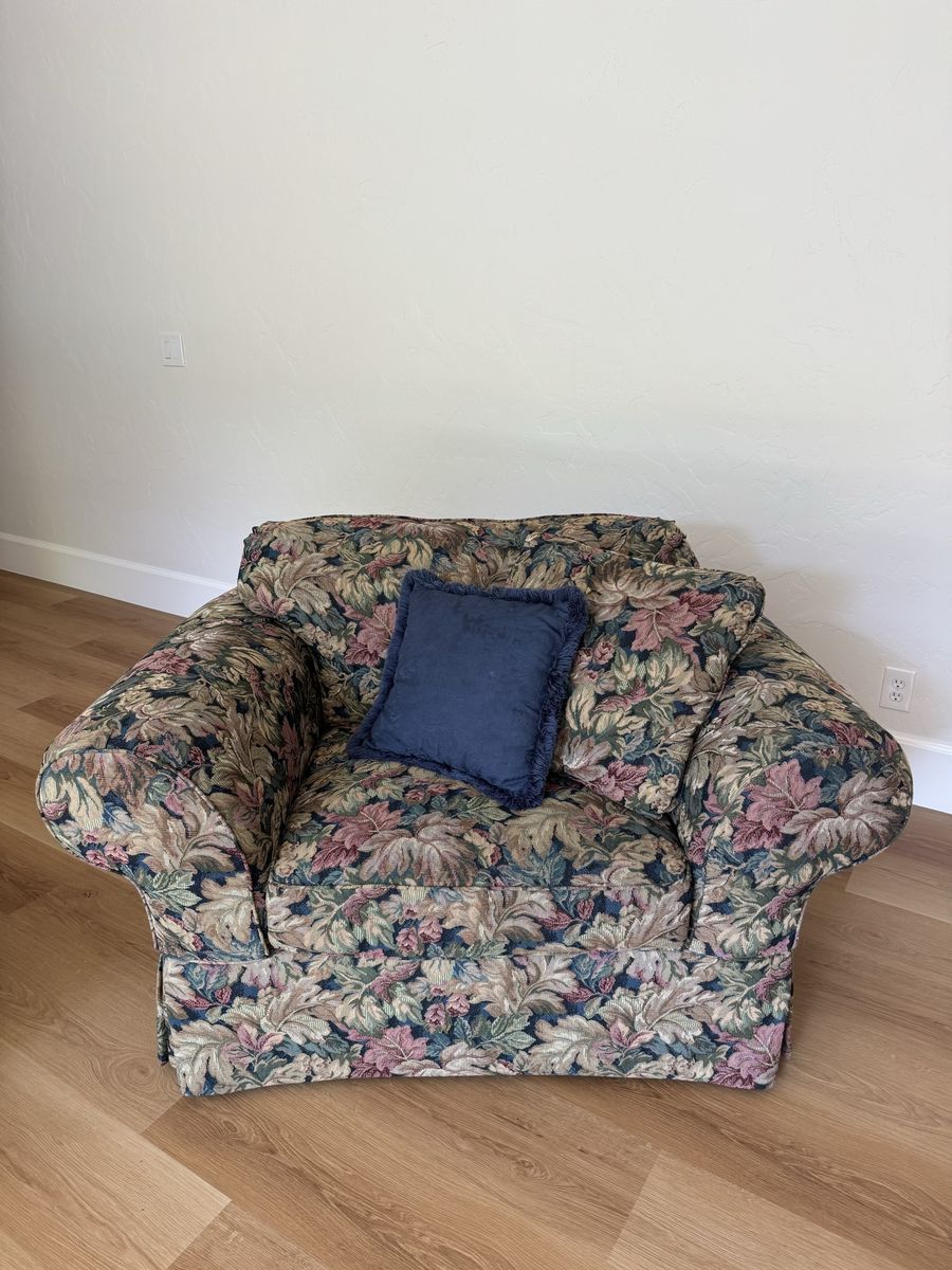 Broyhill Tapestry Accent Chair – Like New, Pillows Included