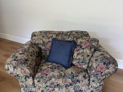 Broyhill Tapestry Accent Chair – Like New, Pillows Included