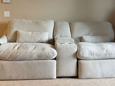 Comfort Reclining Loveseat w/ Console & Cup Holders - Light Gray, Excellent Condition