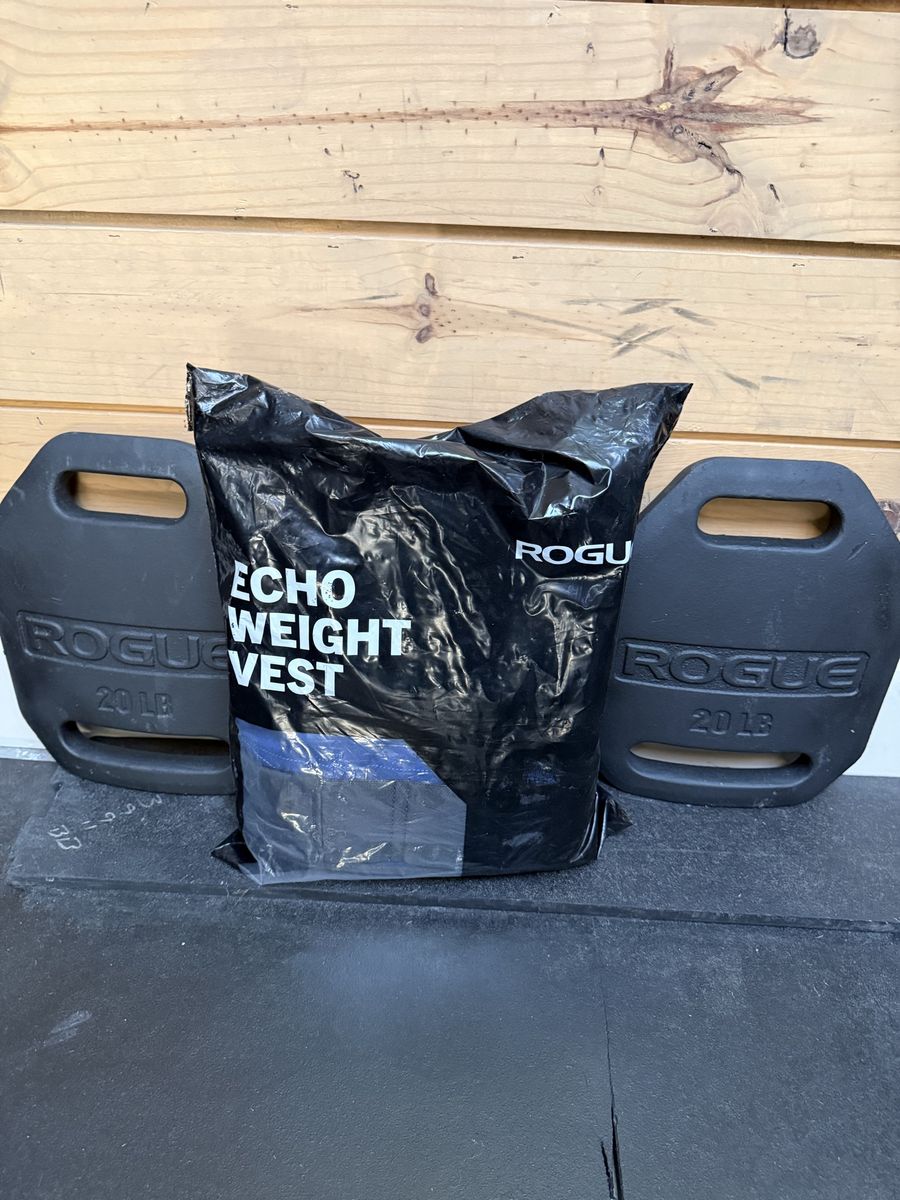 New Rogue Fitness Echo Vest with Pair of Rogue 20 Pound Vest Plates (40 Pounds Total)