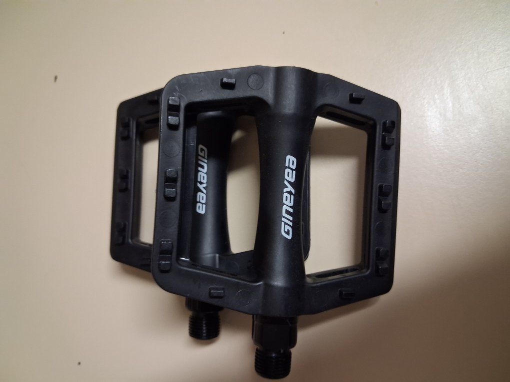 Gineyea M-904 Flat Bicycle Pedals.