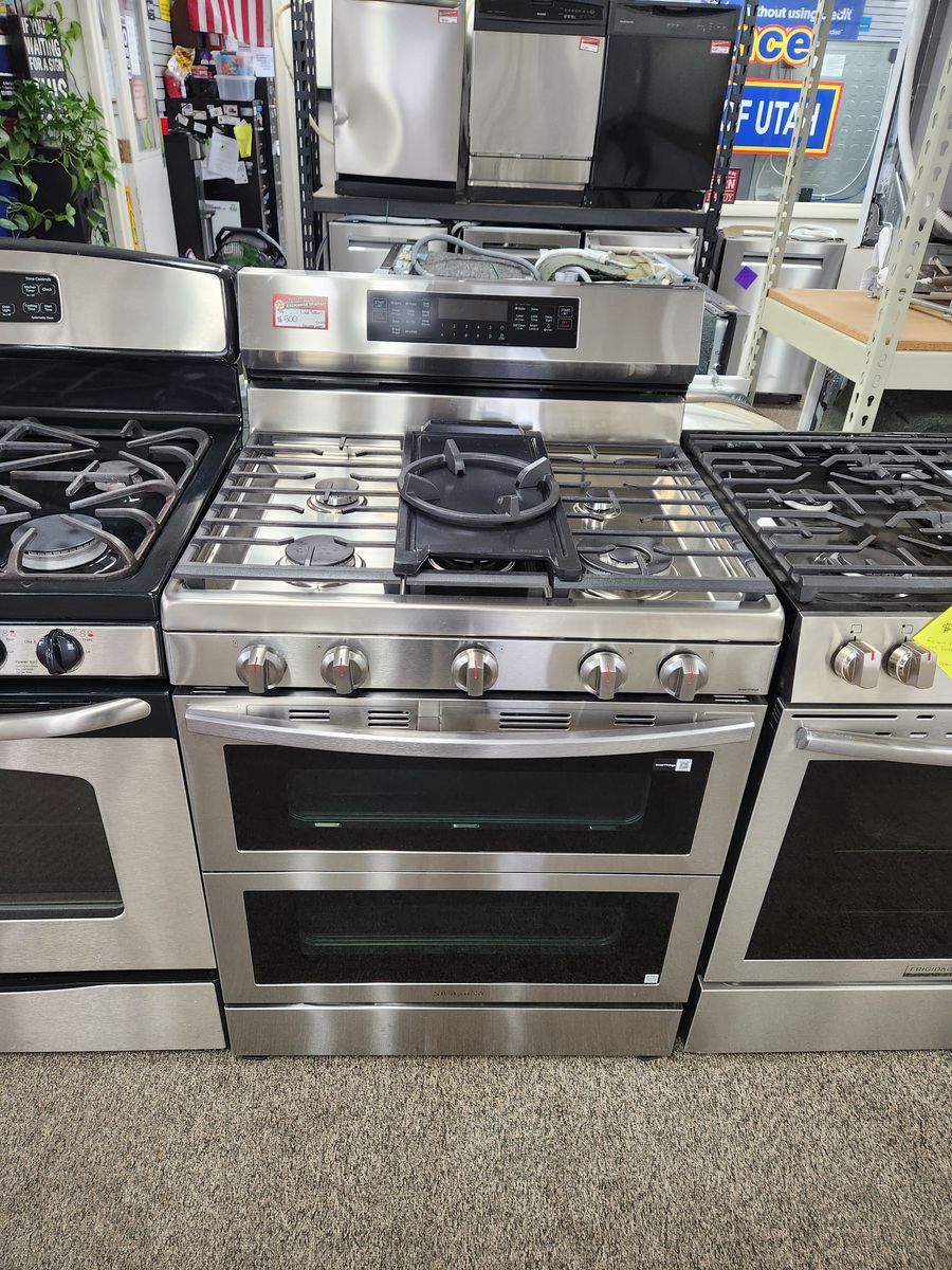 Like New! Samsung 30" Stainless Steel Gas Range with Double Oven and Griddle
