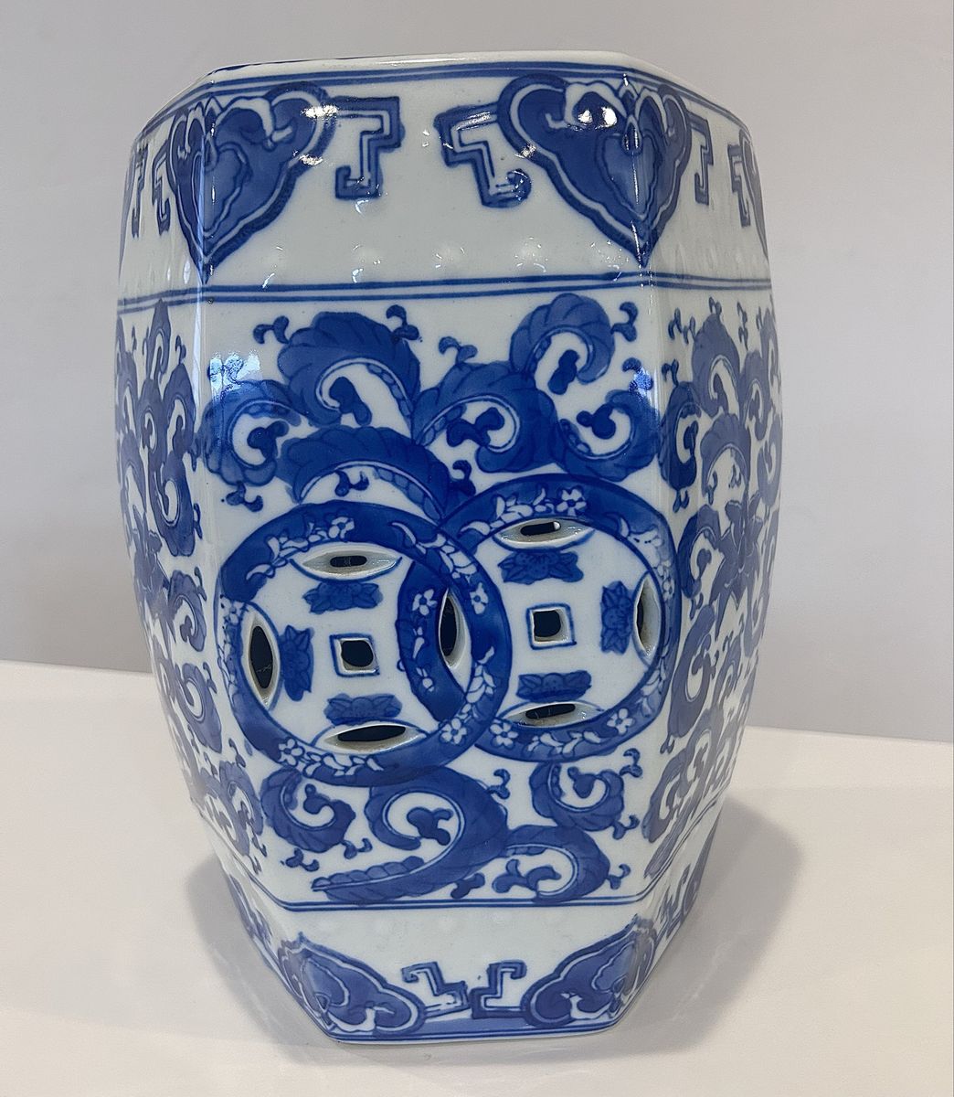 antique Chinese blue and white porcelain Seat