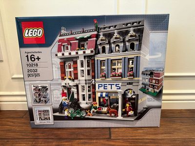 SEALED BRAND NEW - Lego Creator Expert Set 10218- Pet Shop-RETIRED