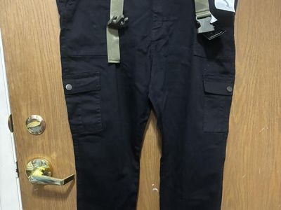 New Smart Jeans Men's Black Cargo Pants with Olive Green Web Belt - Size 24W