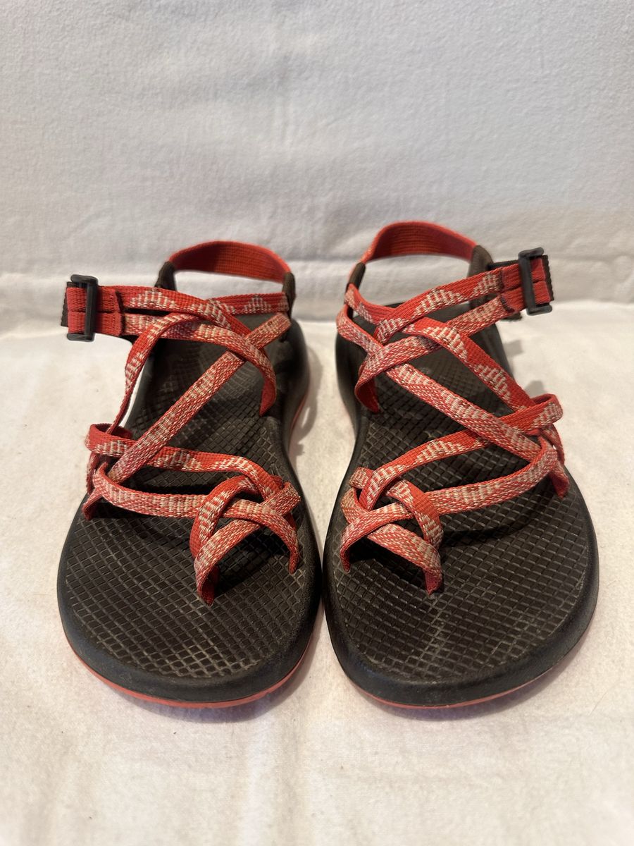 Chaco women’s size 8 salmon/cream hiking sandals