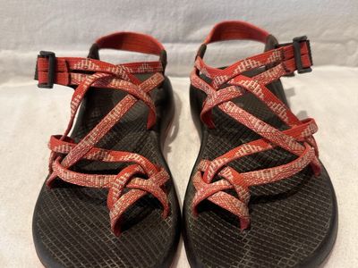 Chaco women’s size 8 salmon/cream hiking sandals