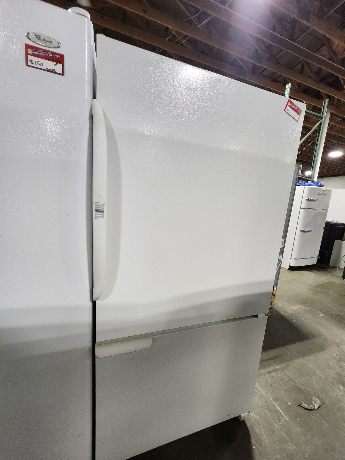 GREAT AMANA TOP FRIDGE BOTTOM FREEZER! W-WARRANTY