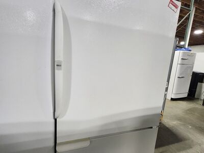 GREAT AMANA TOP FRIDGE BOTTOM FREEZER! W-WARRANTY