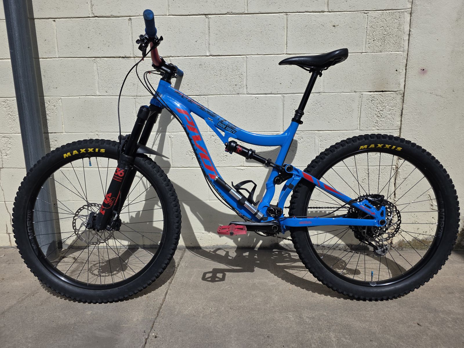 2019 Pivot Switchblade Size: Large