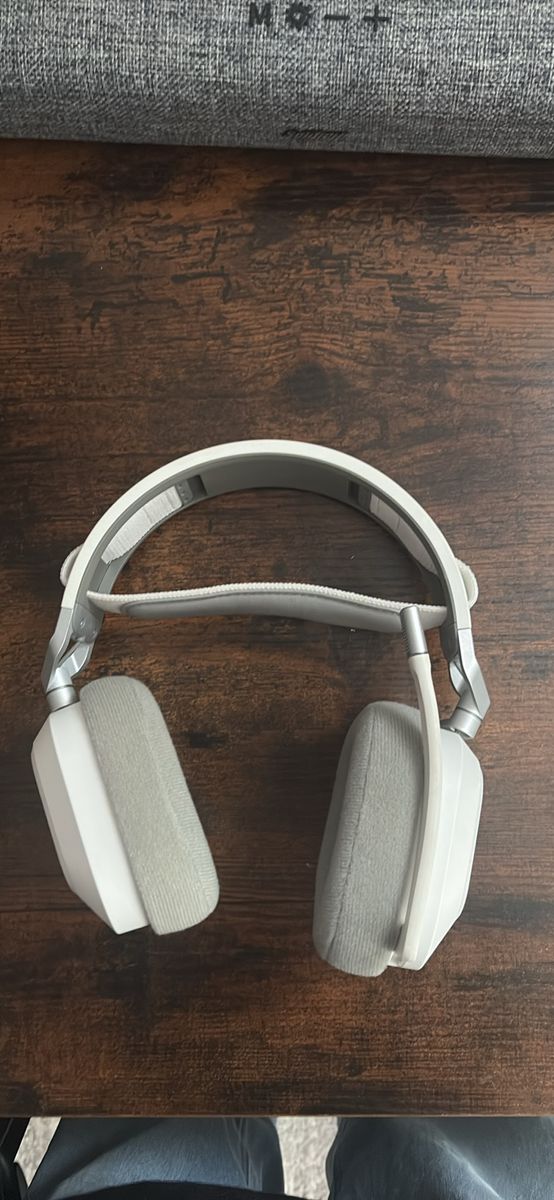 Corsair hs80 RGB Wireless XT Gaming Headset White - Used Excellent Condition
