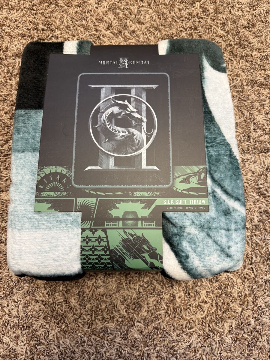 Mortal Kombat II Kitana Silk Soft Throw Blanket 46 in x 60 in New