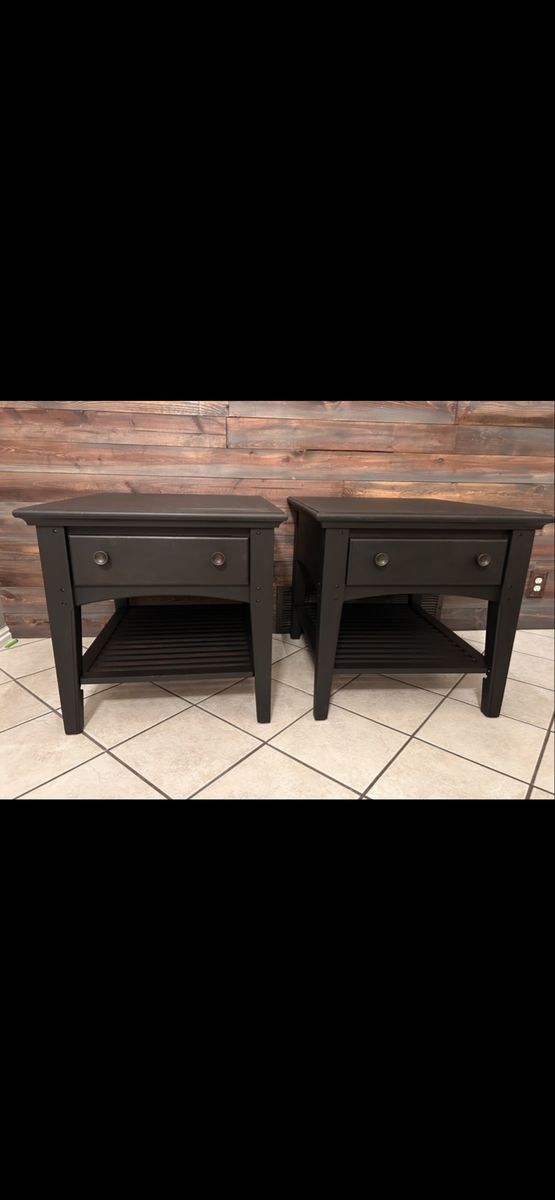 Set of 2 black nightstands