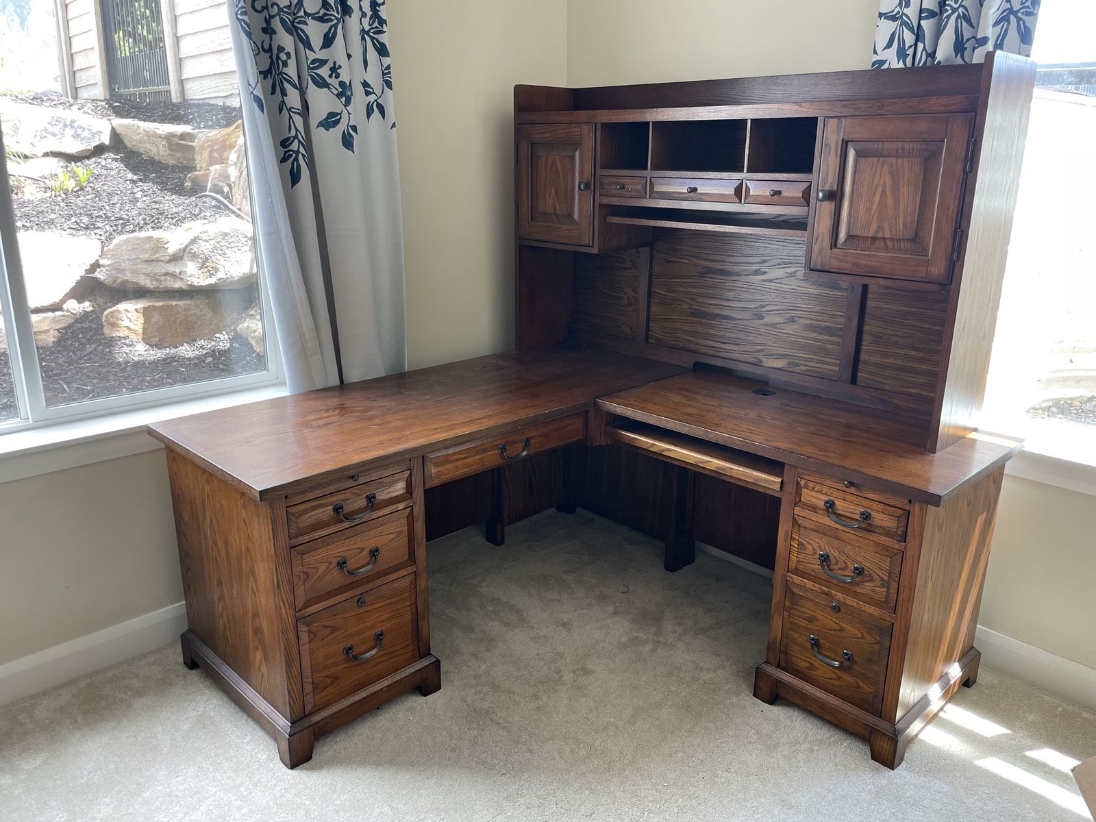 Corner desk with hutch