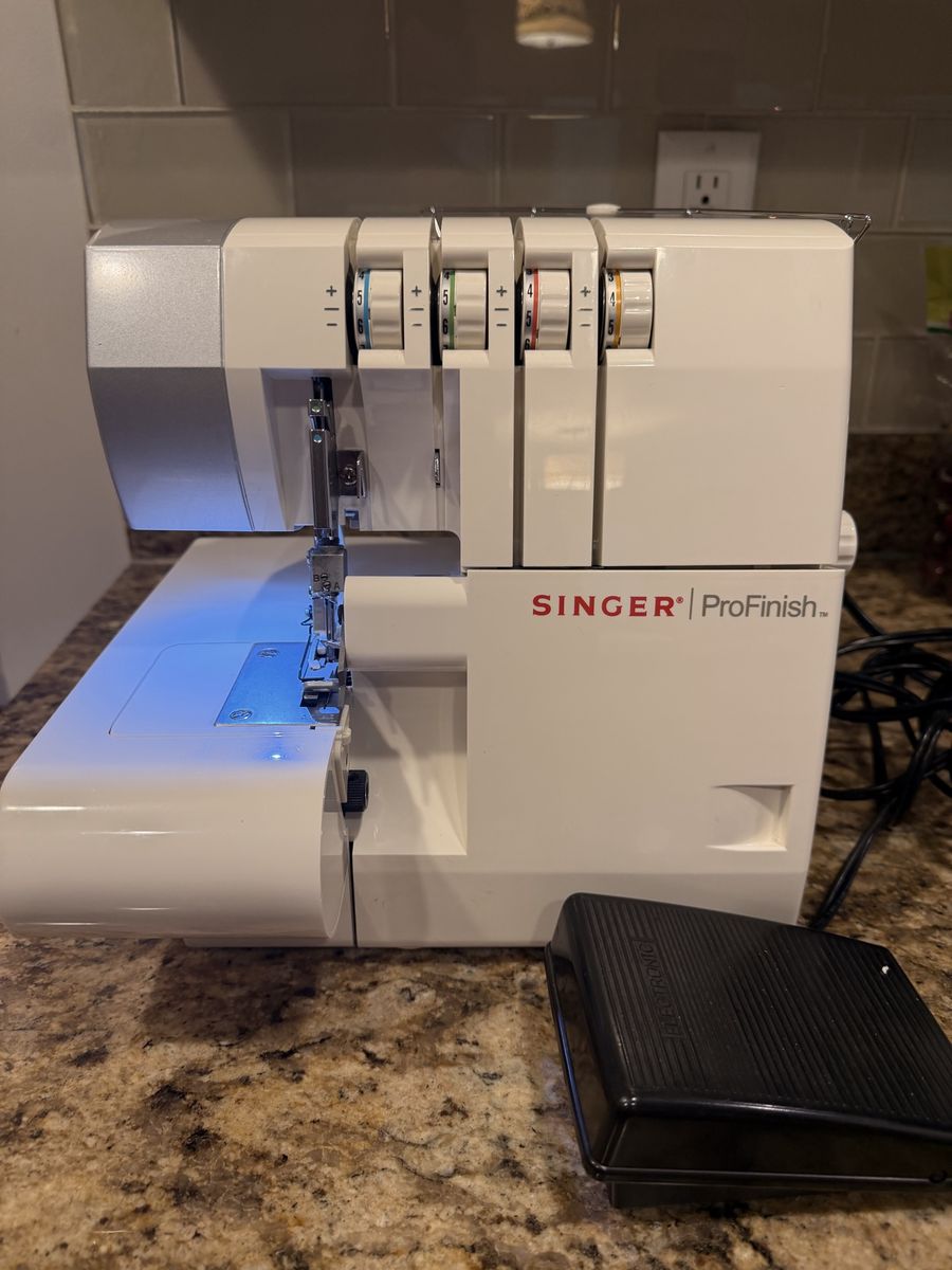 Singer ProFinish 14CG754 2-3-4 Thread Serger machine