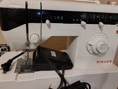 Singer sewing machine like new
