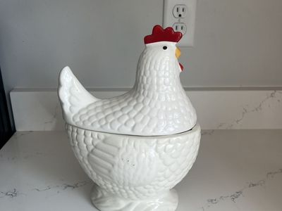 Ceramic decorative chicken