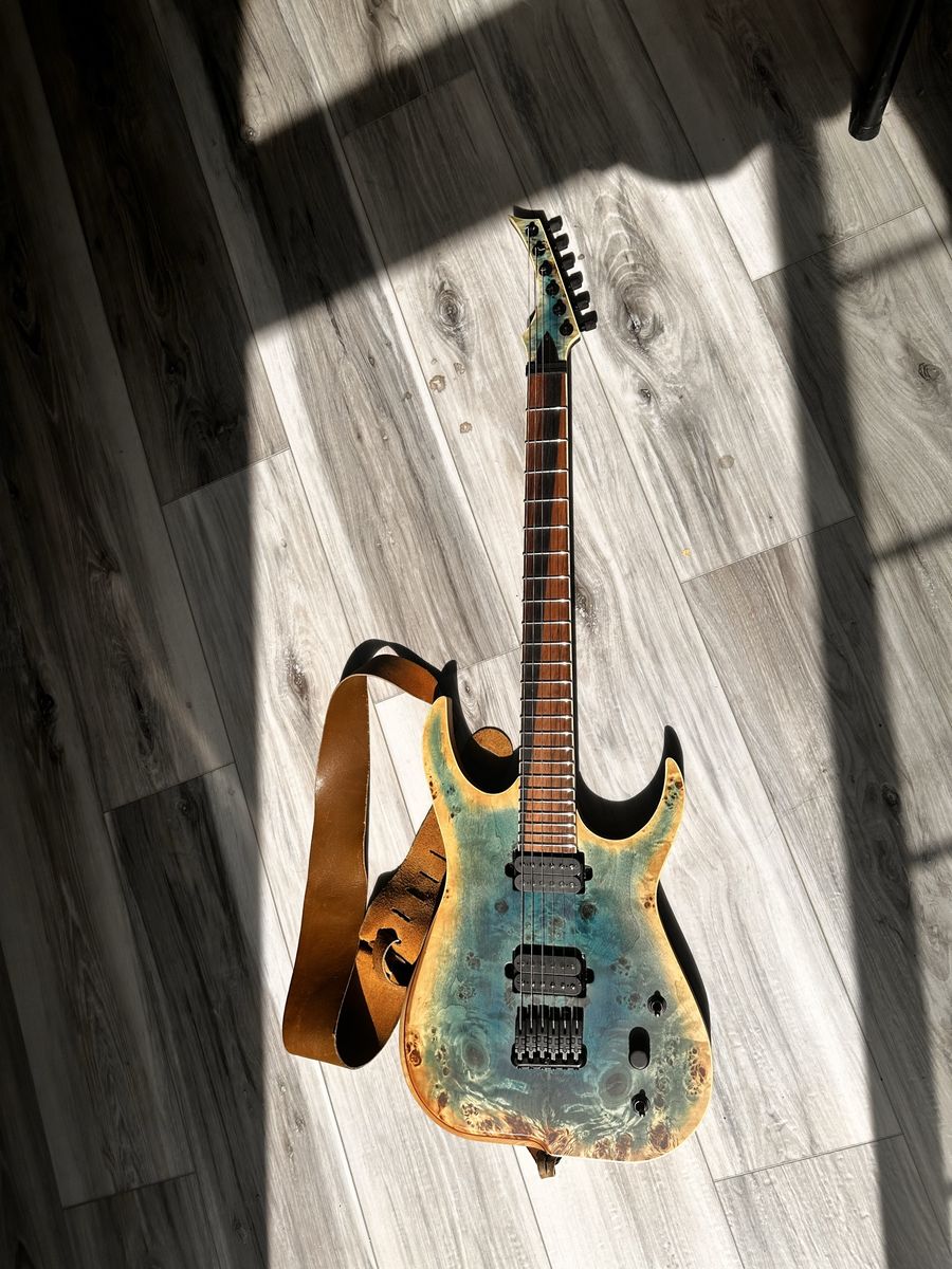 Skervesen Raptor 6 Ocean Burl burst 6 string with Seymour Duncan Nazgûl Sentient pickups
