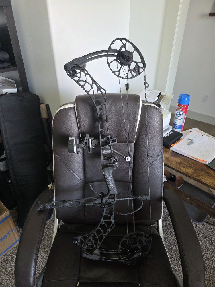 Mathews Archery V3 Compound Bow - Black - Right Handed - Silent Connect System