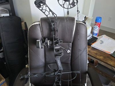 Mathews Archery V3 Compound Bow - Black - Right Handed - Silent Connect System
