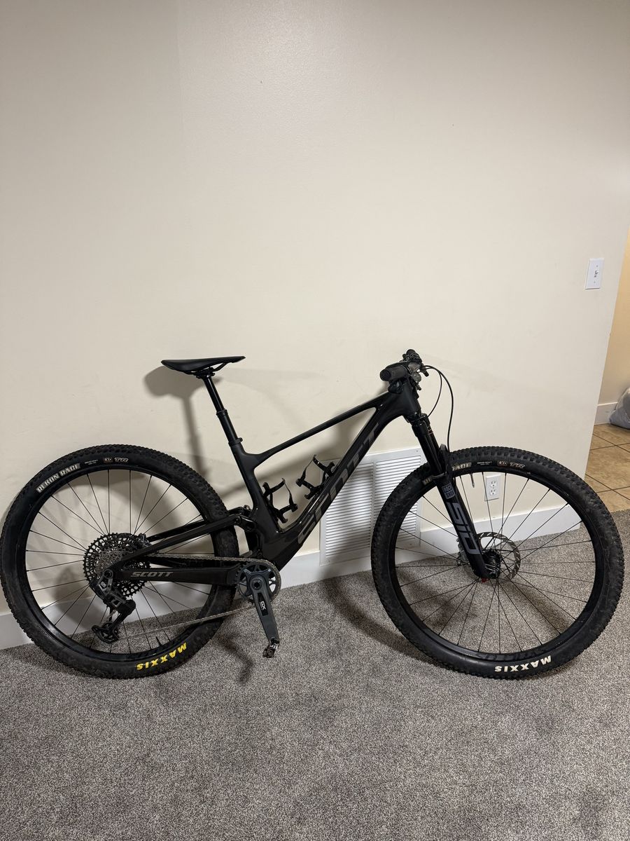 Scott Spark (Medium) RC Team Edition Mountain Bike Full Suspension - XC Bike 2025 - Low Mileage - Like New 