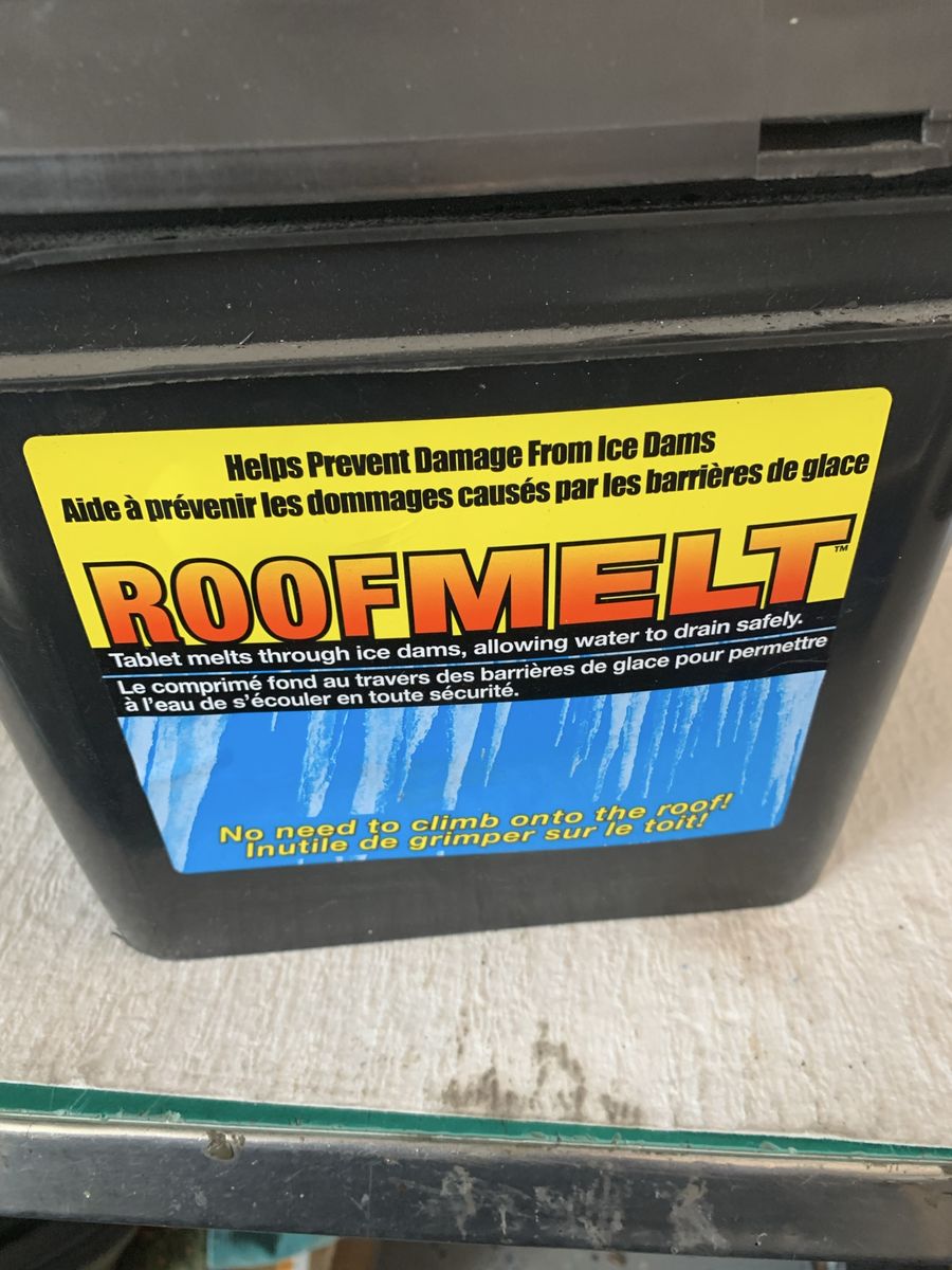 ROOFMELT Ice Dam Prevention Tablets - Safely Melts Ice from Roofs