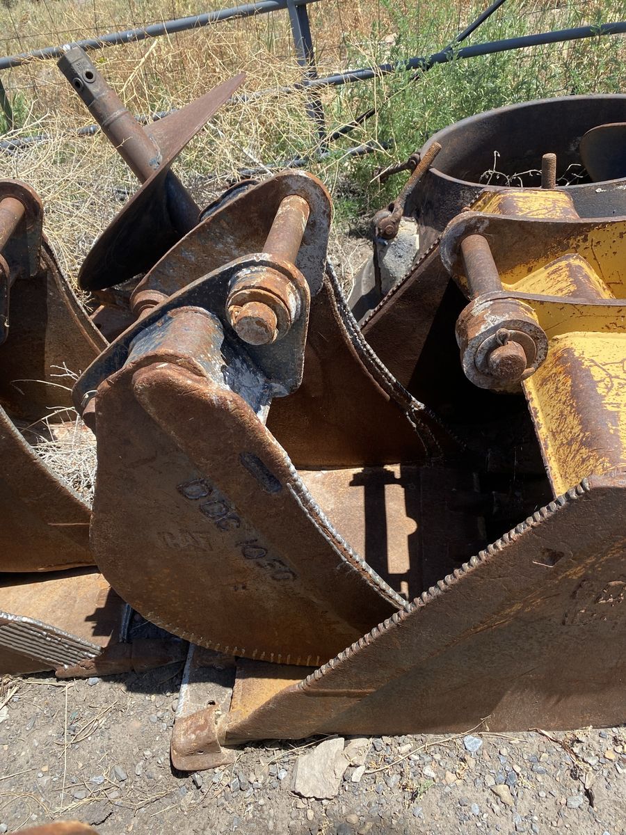 2’ Cat bucket for Backhoe