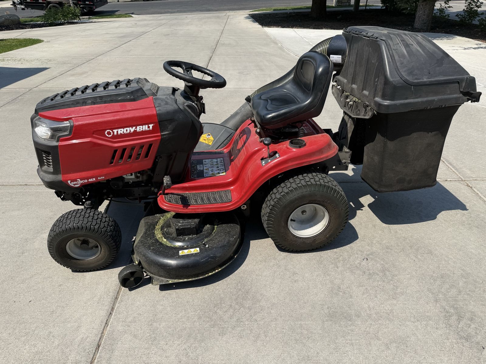 Troy-Bilt Bronco 42X Auto 42" Riding Lawn Mower with Bagger