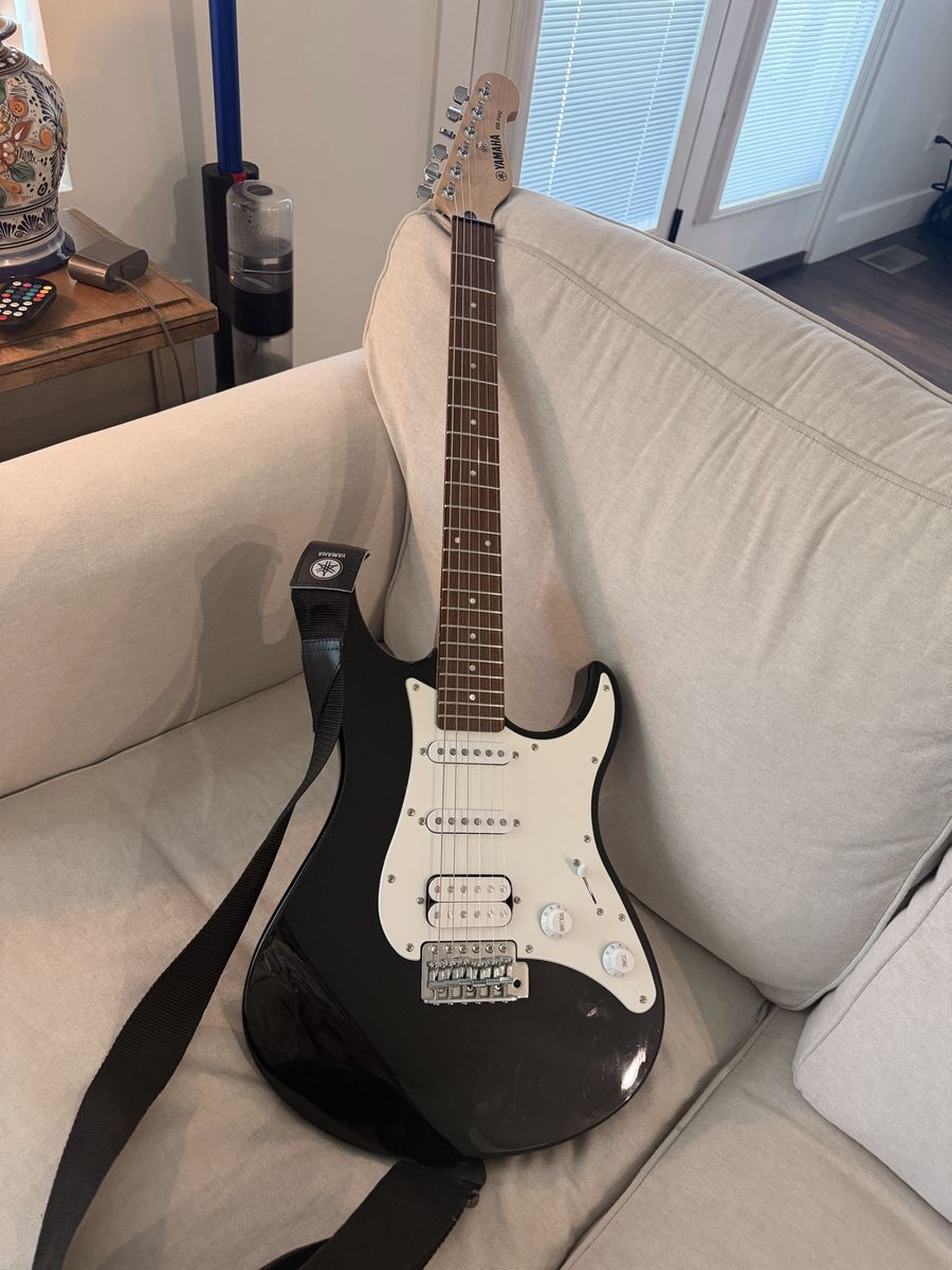 Yamaha EG112c Black Solidbody Electric Guitar