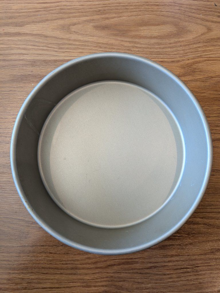 Round Non-Stick Cake Pan - Durable Bakeware for Baking Cakes