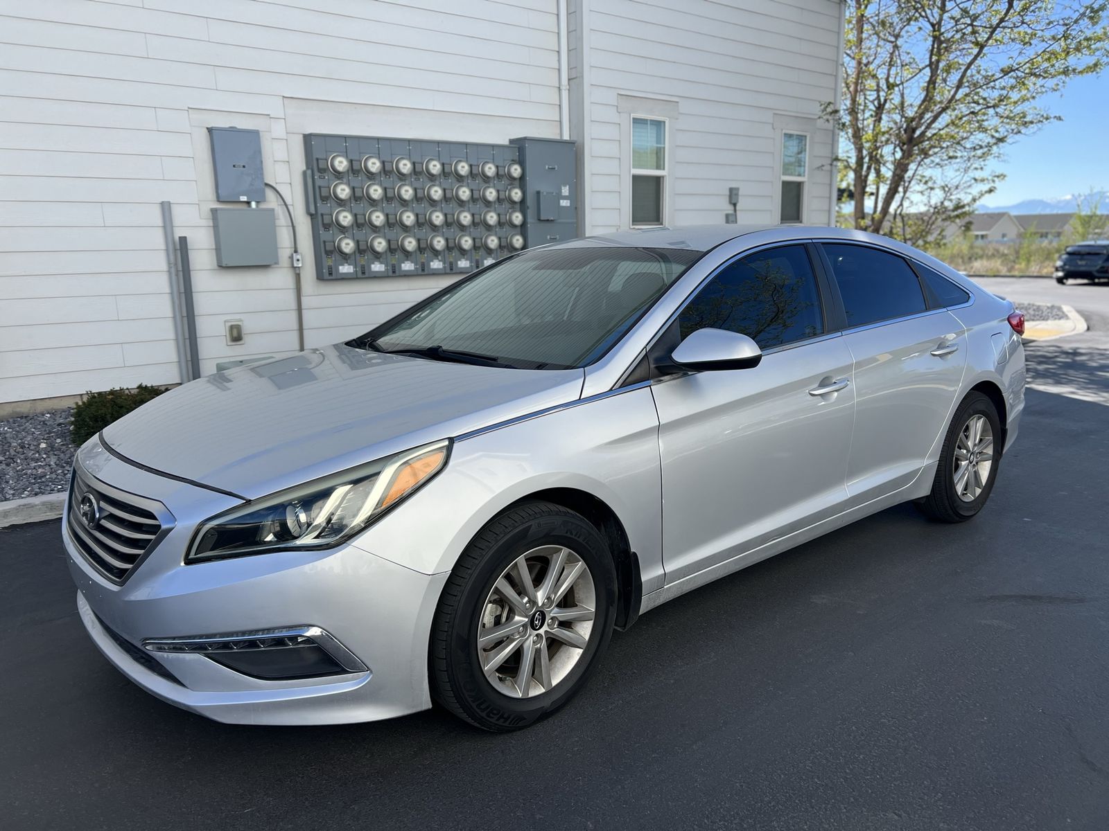 2015 Hyundai Sonata SE — rebuilt & branded title, 11% below market