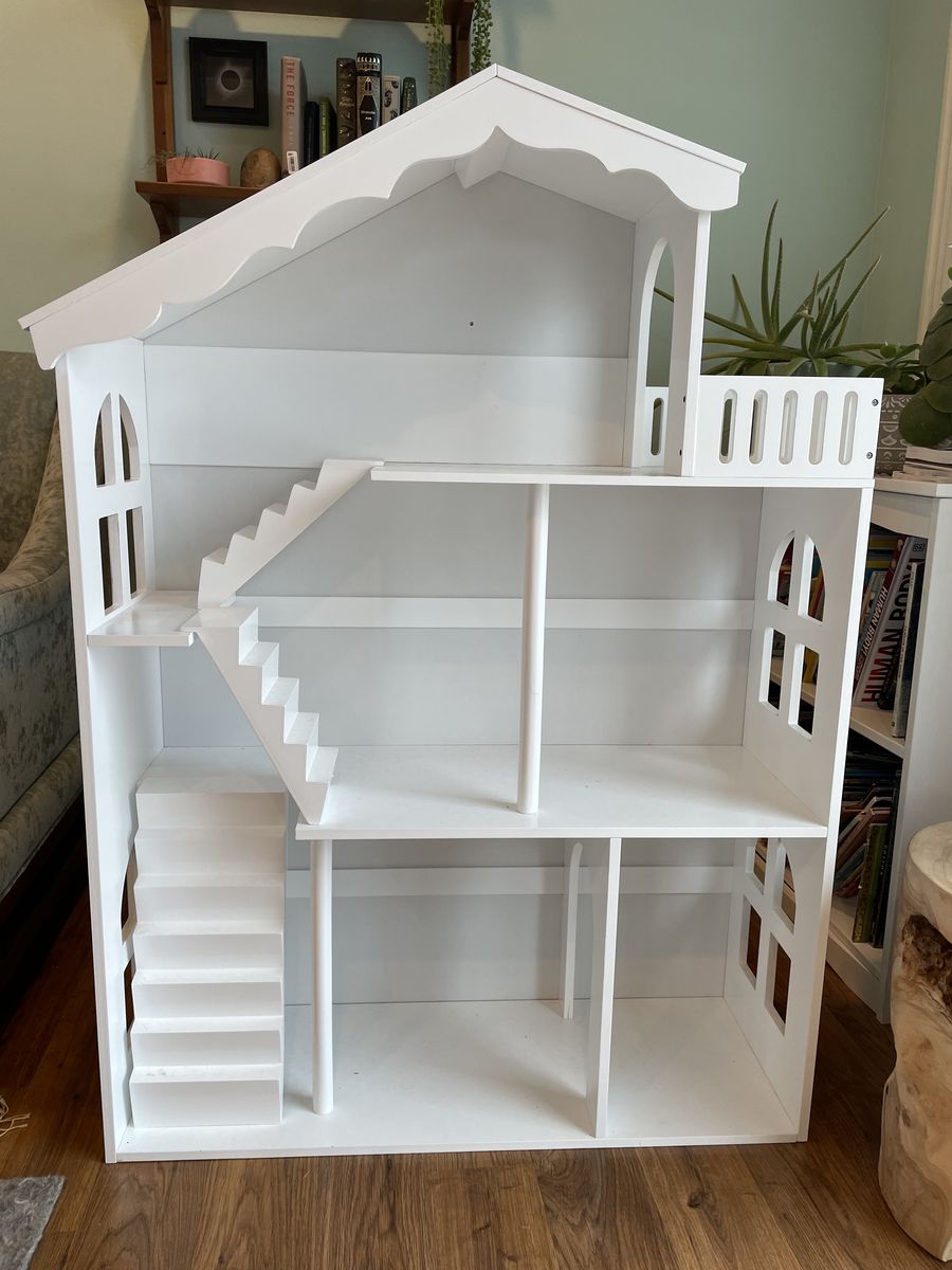 Excellent condition white modern dollhouse