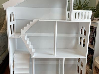 Excellent condition white modern dollhouse
