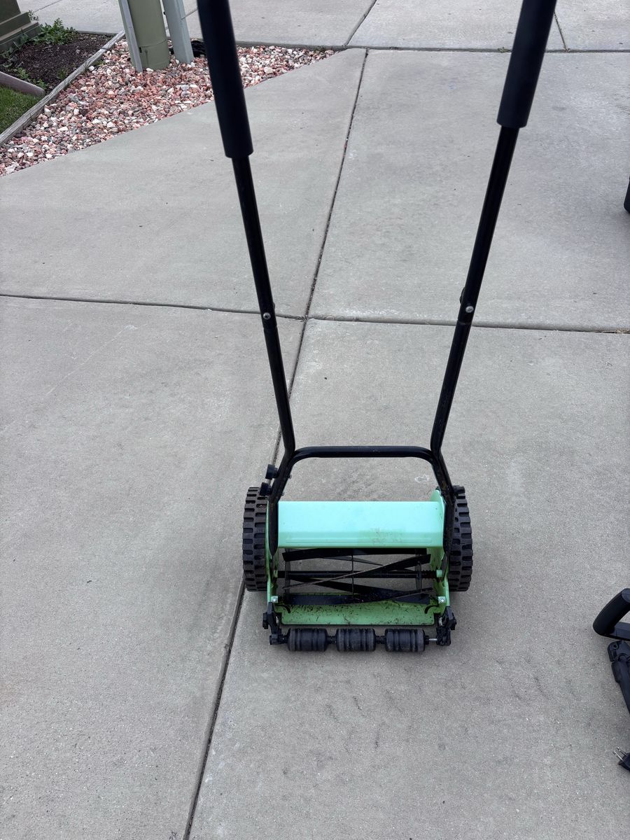 Used Manual Push Reel Lawn Mower - Eco-Friendly, Quiet Operation